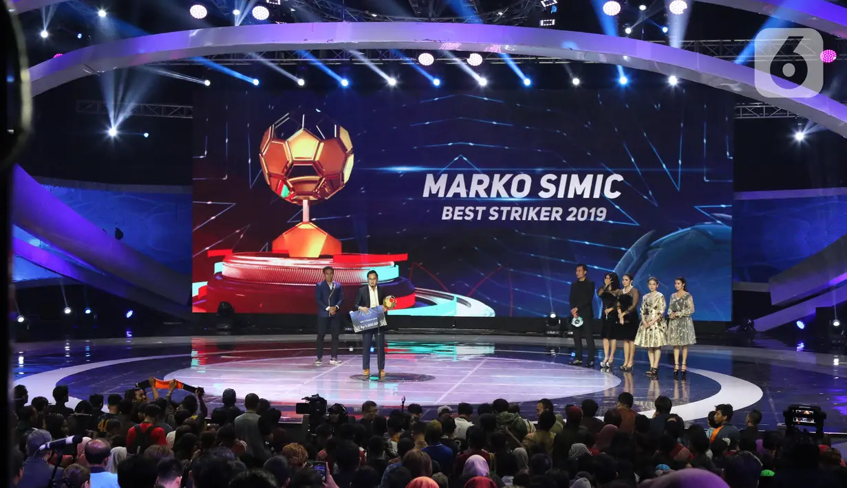 Perwakilan pemain Persija Marko Simic memberi pernyataan usai menerima trofi Best Striker 2019 saat Indonesian Soccer Award 2019 di Studio 6 Indosiar, Jakarta, Jumat (10/1/2020). 16 penghargaan diberikan pada acara ini. (Liputan6.com/Helmi Fithriansyah)