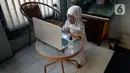 Fatma Azaidah, Kelas 2 SDIT As Salamah sedang mengikuti pembelajaran zoom atau online hari pertama masuk ajaran baru 2020/2021 di rumah di kawasan Pondok Benda, Pamulang, Tangerang Selatan, Banten, Senin (13/7/2020). (merdeka.com/Dwi Narwoko)