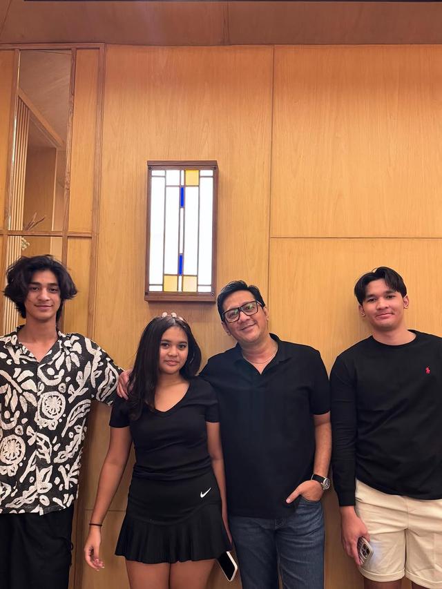 6 Potret Andre Taulany Buka Puasa Bareng Tiga Anaknya, Nikmati Makanan Jepang