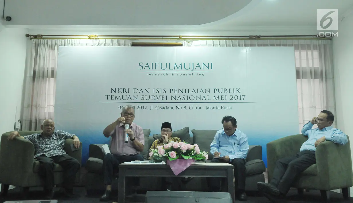 Sosiolog dari Universitas Indonesia, Tamrin Amal Tomagola (kedua kiri) memberikan pemaparan dalam acara temuan survei terkait ISIS, Jakarta, Minggu (4/6). (Liputan6.com/Helmi Afandi)