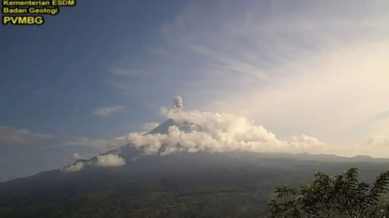 Gunung Semeru erupsi, tinggi ;letusan mencapai 700 meter (Istimewa)