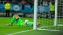 Kiper Estonia, Sergei Lepmetz, tampak kecewa saat dibobol Belanda pada laga Kualifikasi Piala Eropa 2020 di Talinn, Estonia, Senin (9/9). Estonia kalah 0-4 dari Belanda. (AFP/Raigo Pajula)