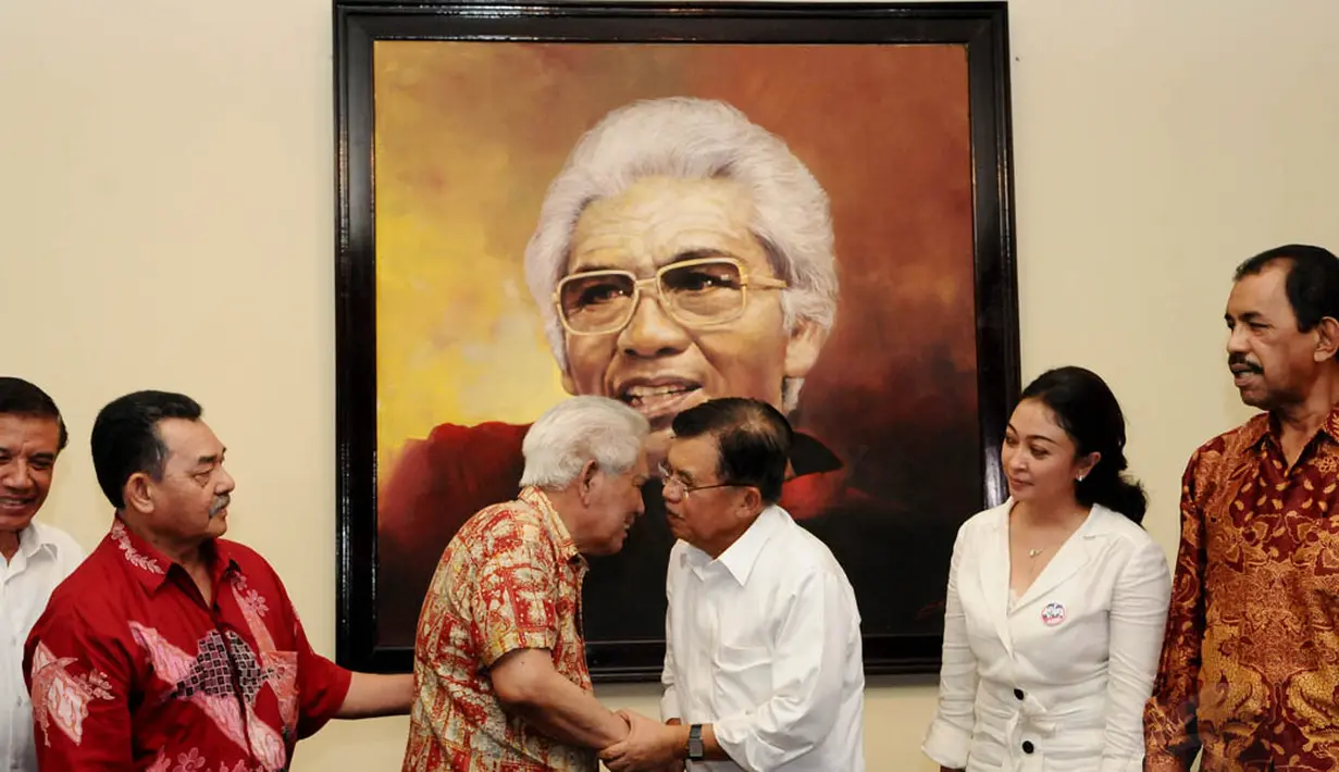 Usai kunjungan Jusuf Kalla tampak berjabat tangan dengan Prof Dr Suhardiman, SE. Jakarta Selatan, Senin (26/5/14) (Liputan6.com/Andrian M Tunay)