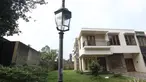 Rumah mewah milik mantan Presiden PKS, Luthfi Hasan Ishaaq, yang ada di Perumahan Rumah Bagus Residence Blok B1, Jalan Kebagusan Dalam I, Lenteng Agung, Jakarta, Rabu (11/10). Rumah itu akan dilelang senilai Rp 2,9 miliar. (Liputan6.com/Immanuel Antonius)