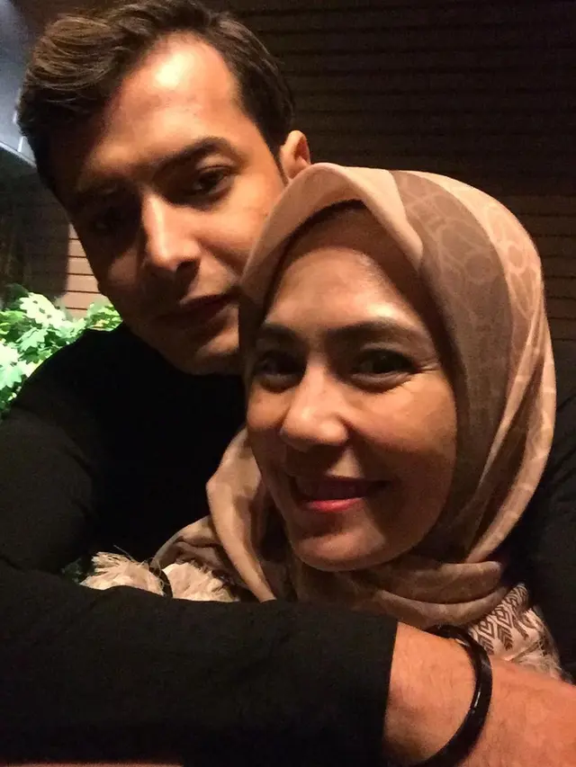 Sering Berperan Jadi Suami Antagonis, Ini 7 Potret Boy Hamzah dan Sang Istri