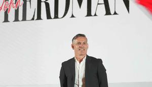 Untuk tahap awal, John Herdman akan menukangi Tomnas Indonesia hingga 2027, dengan potensi penambahan hingga 2029. Tampak dalam foto, pelatih kepala tim nasional sepak bola Indonesia yang baru, John Herdman saat diperkenalkan dalam konferensi pers di Jakarta, Selasa 13 Januari 2026. (AP Photo/Achmad Ibrahim)