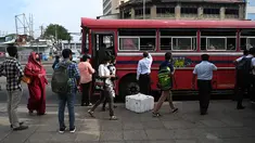 Komuter menaiki bus di Kolombo, Rabu (2/3/2022). Sri Lanka sehari sebelumnya mengumumkan pemadaman listrik setiap hari selama tujuh setengah jam secara nasional, terlama dalam lebih dari seperempat abad, karena krisis valuta asing membuatnya tidak dapat mengimpor minyak. (Ishara S. KODIKARA/AFP)