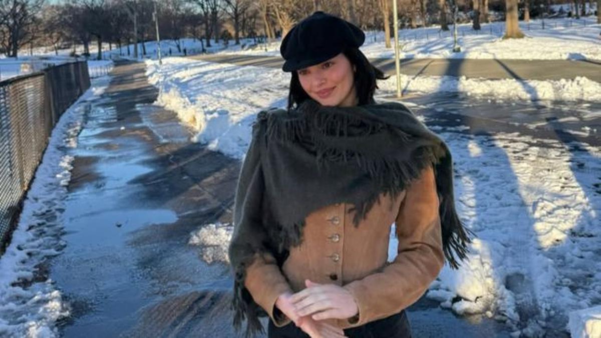 5 Potret Kendall Jenner Tampil Modis di Tengah Salju, OOTD Musim Dinginnya Tak Pernah Gagal
