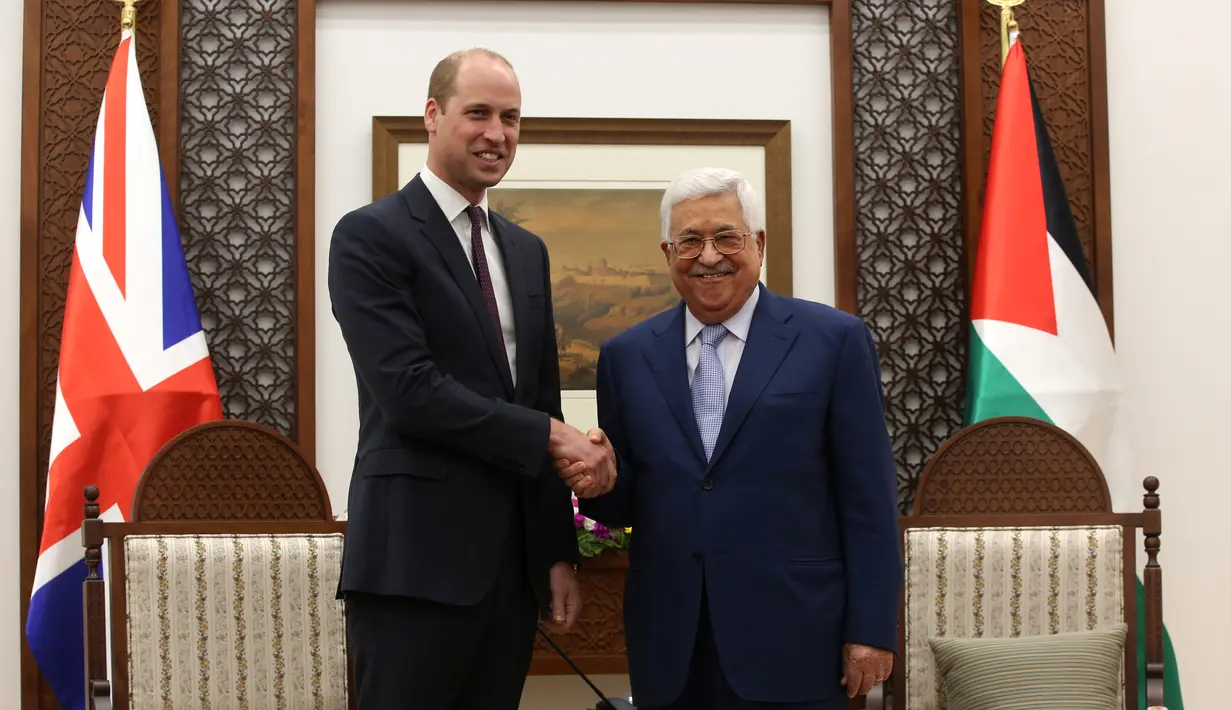 Pangeran William dari Inggris berjabat tangan dengan Presiden Palestina Mahmud Abbas di Tepi Barat Kota Ramallah, (27/6). Pada kunjungannya, Pangeran William mengharapkan perdamaian abadi di Timur Tengah. (AFP PHOTO / Pool / Alaa Badarneh)