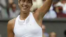 Garbine Muguruza memberikan salam kepada penonton usai mengalahkan Magdalena Rybarikova pada laga semifinal tunggal putri Wimbledon 2017 di London; (13/7/2017). Muguruza menang 6-1, 6-1. (AP/Alastair Grant)