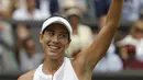 Garbine Muguruza memberikan salam kepada penonton usai mengalahkan Magdalena Rybarikova pada laga semifinal tunggal putri Wimbledon 2017 di London; (13/7/2017). Muguruza menang 6-1, 6-1. (AP/Alastair Grant)