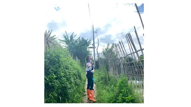 7 Potret Liburan Aura Kasih di Alam, Tetap Menawan