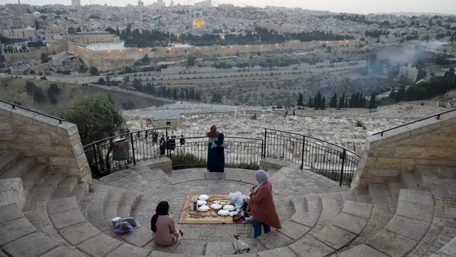 Menikmati Buka Puasa dengan Latar Masjid al-Aqsa