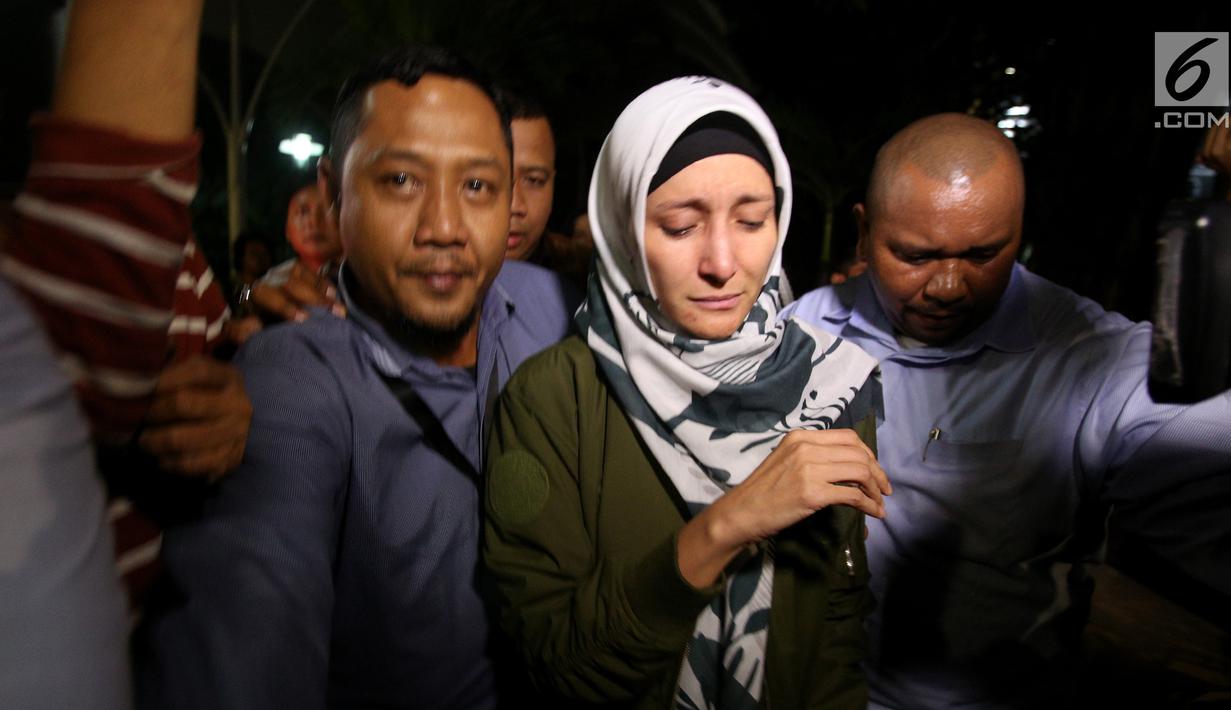 Inneke Koesherawati usai menjalani pemeriksaan terkait OTT Kalapas Sukamiskin Wahid Husein, di Gedung KPK, Jakarta, Sabtu (21/7). KPK mengamankan Inneke di kawasan Menteng terkait dugaan suap suaminya Fahmi Darmawansyah. (Liputan6.com/HO/Udin)  