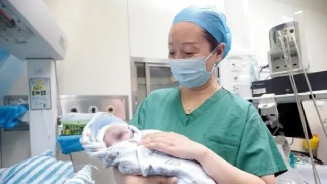 bayi kembar lahir selang 10 tahun