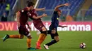 Pemain Inter Milan, Joao Mario berusaha melewati para pemain AS Roma pada lanjutan Serie A Italia di Stadion Olympico, Roma, Senin (3/10/2016) dini hari WIB. (REUTERS/Max Rossi)