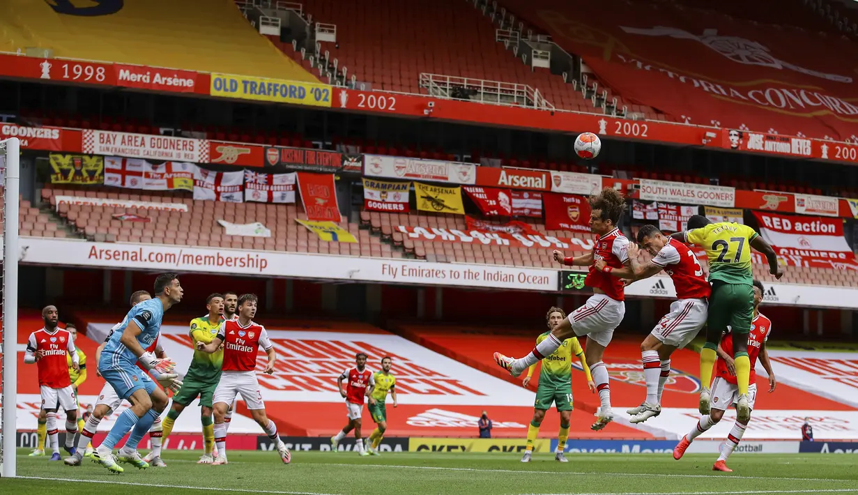 Suasana jalnnya pertandingan Premier League antara Arsenal dan Norwich City di Emirates Stadium, London, Inggris, Rabu  (1/7/2020). Arsenal menang 4-0 lewat gol Pierre-Emerick Aubameyang ('33, 67), Granit Xhaka ('37), dan Cedric Soares ('81). (Richard Heathcote/Pool via AP)