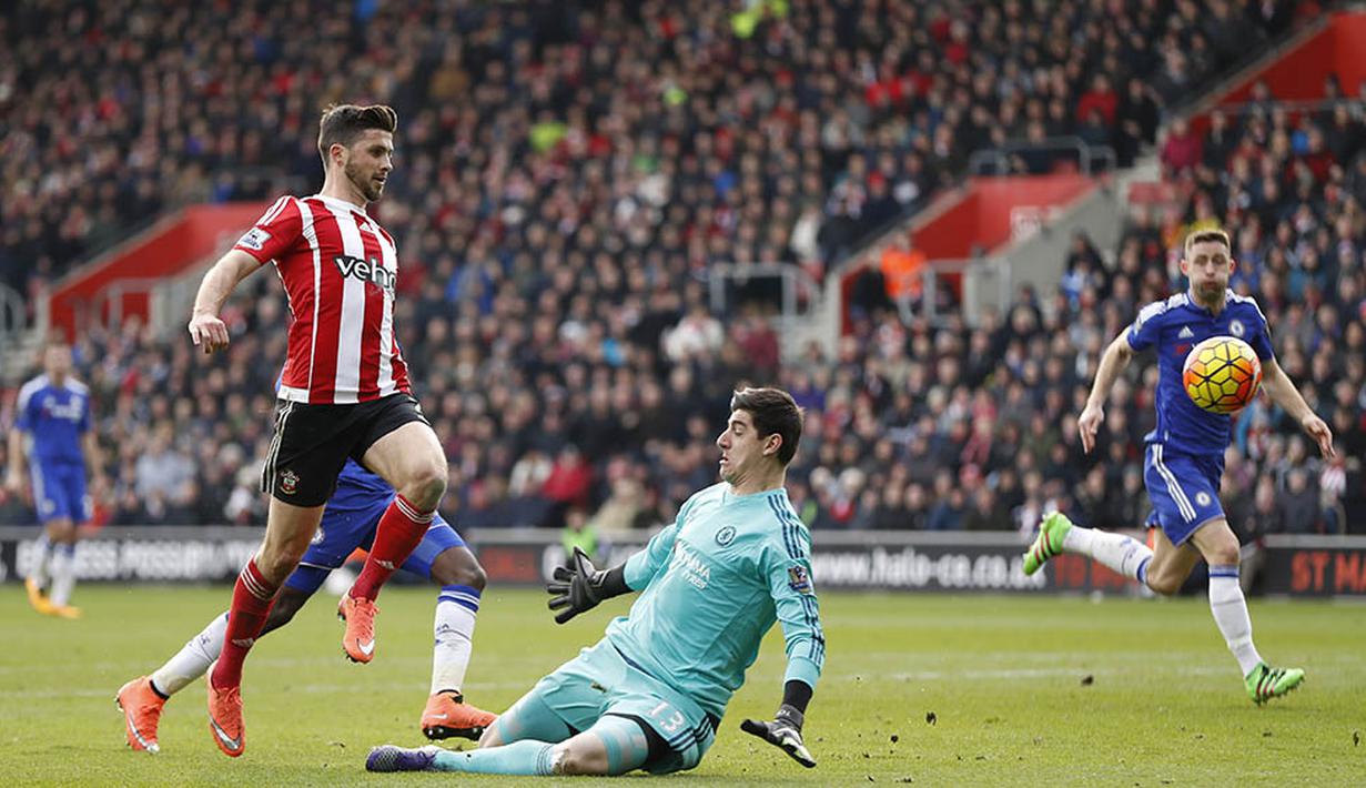 Gelandang serang Southampton, Shane Long, membobol gawang Chelsea. Pada babak pertama The Saint sempat unggul 1-0. (Reuters/John Sibley)