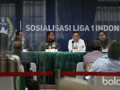 Ketua Umum PSSI, Edy Rahmayadi (2kiri) memimpin rapat Sosialisasi Liga 1 Indonesia di Gedung Kostrad, Jakarta, Kamis (16/3/2017). Liga 1 Indonesia direncanakan akan bergulir pada tanggal 15 April 2017. (Bola.com/Nicklas Hanoatubun)