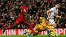 Striker Liverpool, Sadio Mane, berusaha membobol gawang Sheffield United pada laga Premier League di Stadion Anfied, Liverpool, Rabu (2/1). Liverpool menang 2-0 atas Sheffield. (AFP/Paul Ellis)