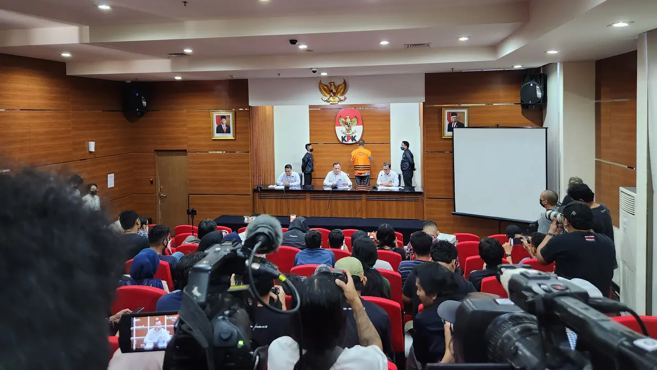 KPK menahan mantan pejabat Direktorat Jenderal Pajak Kementerian Keuangan (DJP Kemenkeu) Rafael Alun Trisambodo.