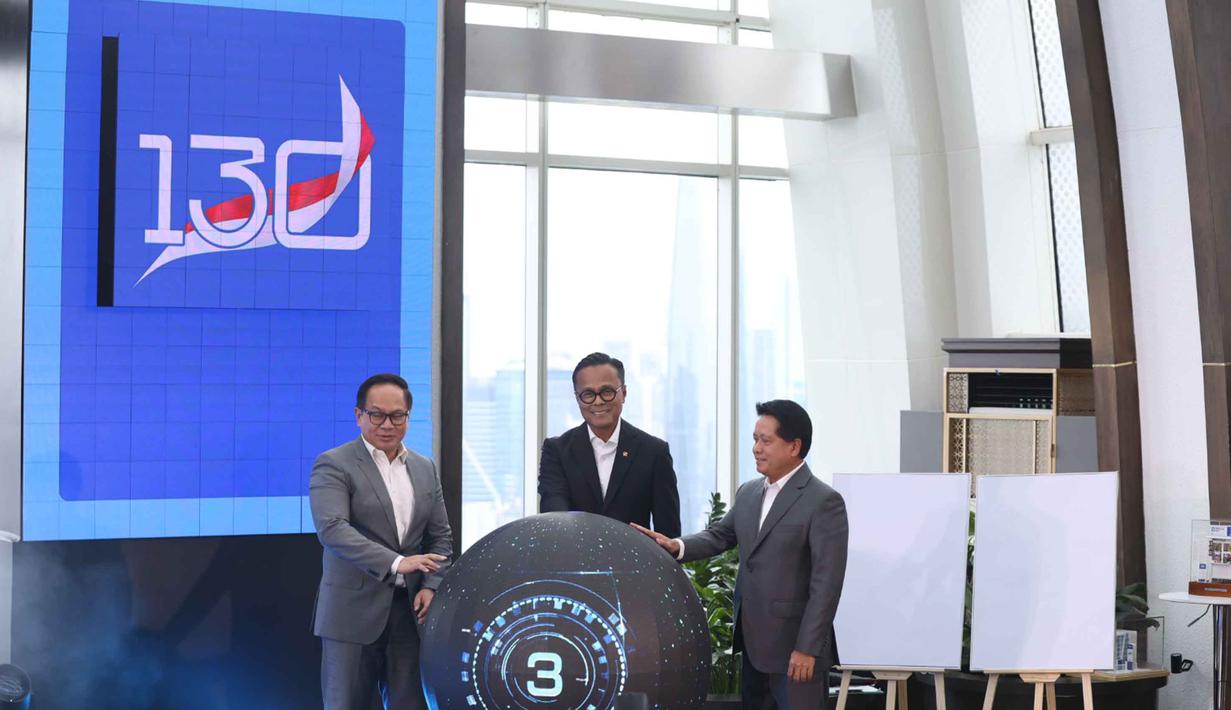Komisaris Utama PT Bank Rakyat Indonesia (Persero) Tbk, Kartika Wijoatmodjo; Kepala BP BUMN dan COO Danantara Indonesia, Dony Oskaria; dan Direktur Utama PT Bank Rakyat Indonesia (Persero) Tbk, Hery Gunardi (kiri ke kanan) saat Launching BRI Corporate Rebranding, di Menara BRIlian Jakarta, Selasa (16/12/2025). (Kapanlagi.com/Budy Santoso)