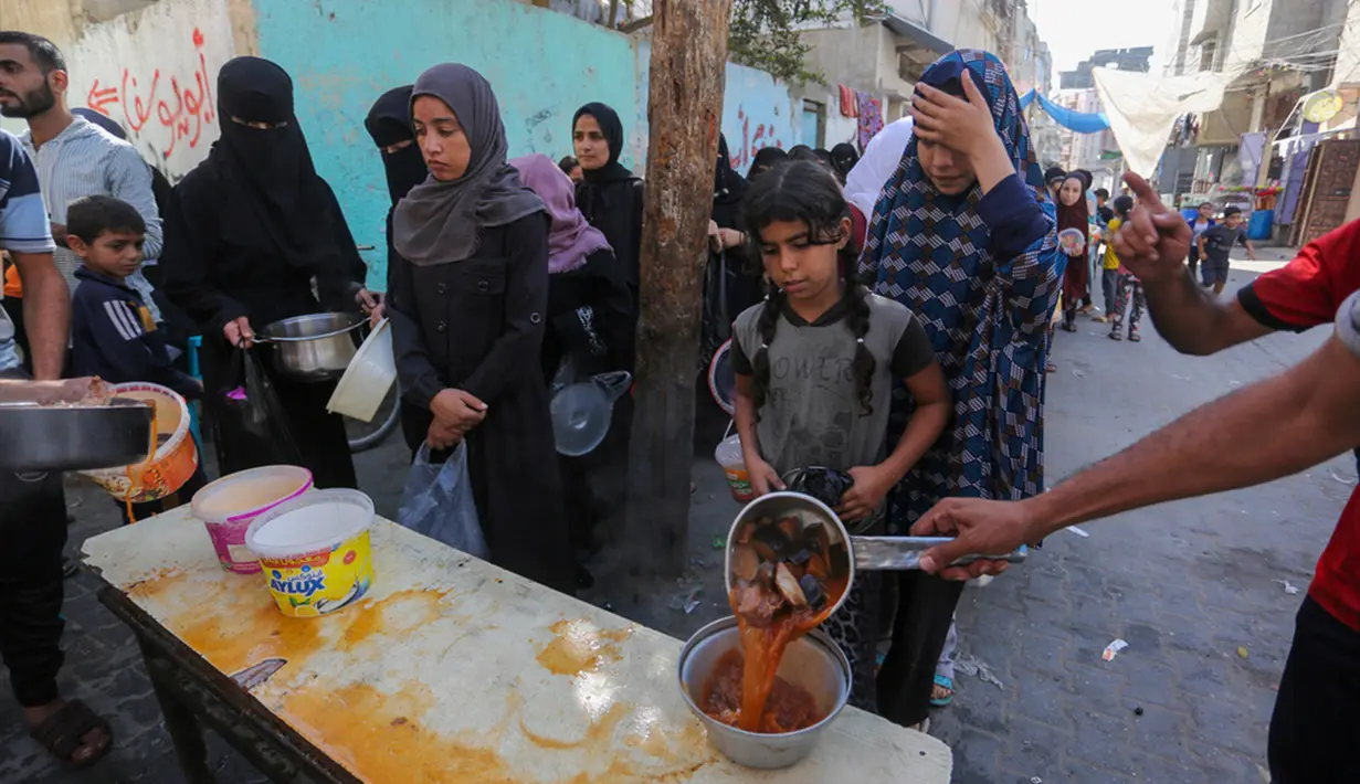 <p>"Persediaan makanan yang masuk dari Mesir sebagian besar mecakup makanan siap saju (tuna kalengan dan kurma batangan), dan terutama didistribusikan kepada pengungsi dan keluarga di Gaza selatan, dan hanya tepung yang disuplai ke toko roti," demikian pernyataan OCHA, dikutip dari Middle East Monitor. (AP Photo/Hatem Ali)</p>