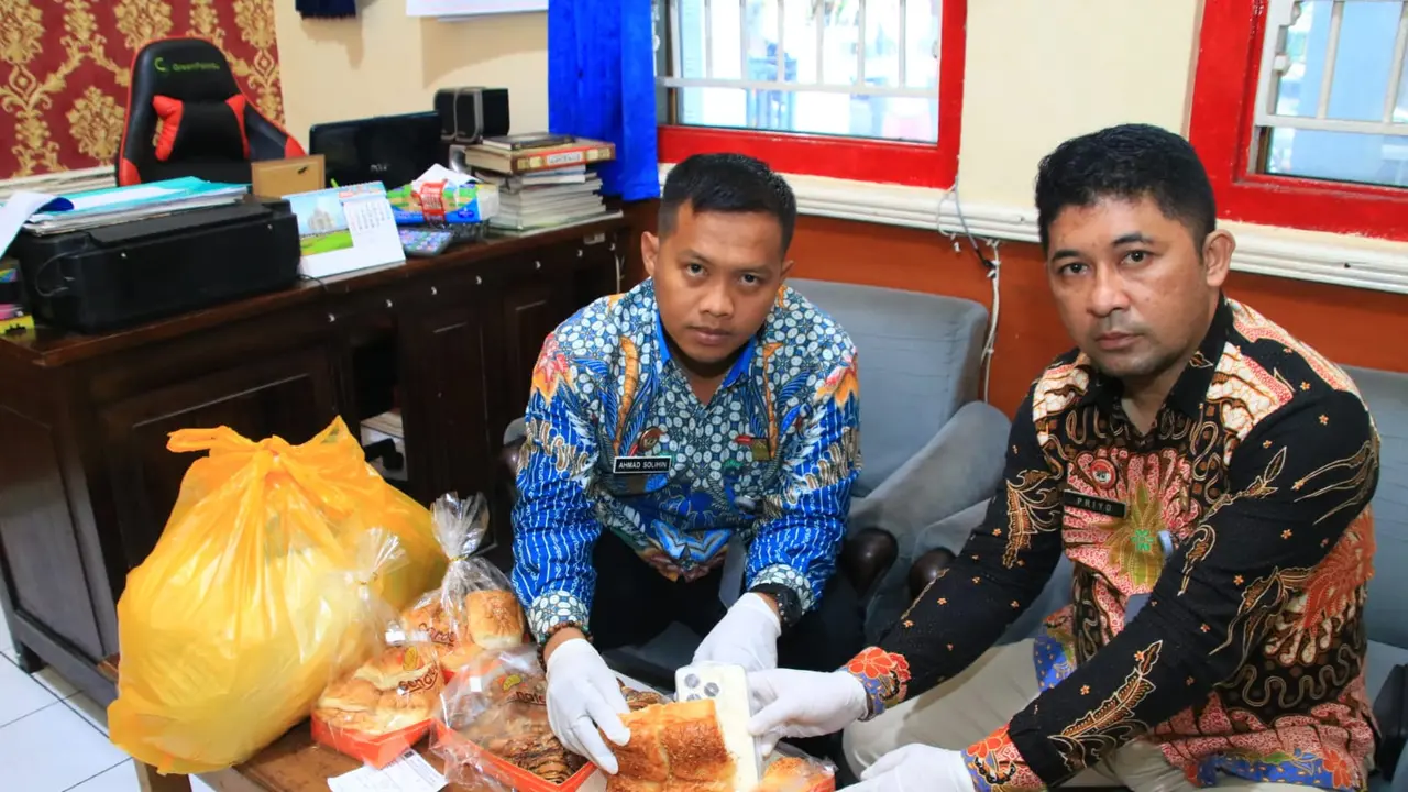 Petugas Lapas Banyuwangi temukan penyelundupan HP yang dimasukan ke dalam Roti (Istimewa)
