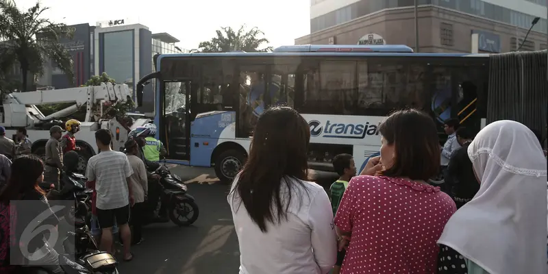 20160519-Lokasi Kecelakaan Bus Transjakarta Vs Kereta Api Jadi Tontonan Warga-Jakarta