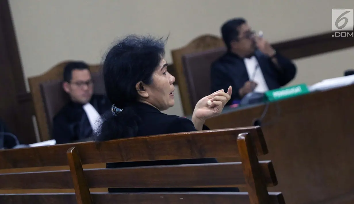 Hakim ad hoc nonaktif Pengadilan Tipikor Medan, Merry Purba saat menjalani sidang pembacaan tuntutan di Pengadilan Tipikor, Jakarta, Kamis (25/4). JPU KPK meyakini Merry Purba bersalah menerima suap dari Tamin Sukardi dan dituntut 9 tahun, denda Rp 350 juta. (Liputan6.com/Helmi Fithriansyah)