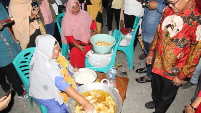 Mengenal Ta Nou, perempuan yang mampu menggoreng pisang dengan mencelupkan tangan ke dalam minyak panas. (Liputan6.com/Arfandi Ibrahim)