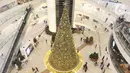 Pengunjung melintas di dekat pohon Natal di Senayan City, Jakarta, Selasa (14/12/2021). Senayan City mempersembahkan FESTIVE LUMINOUS dalam rangkaian momen perayaan Natal dan Tahun Baru 2022. (Liputan6.com/Faizal Fanani)