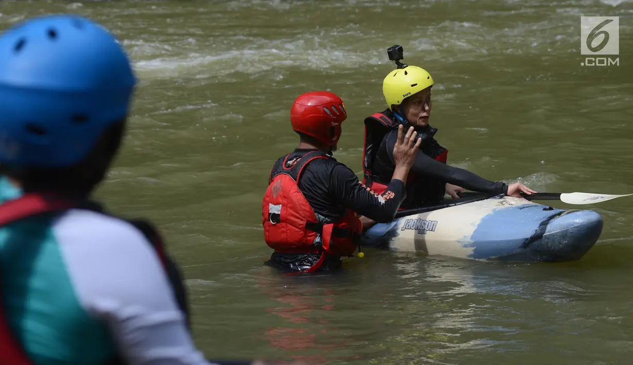 Instruktur sekolah Kracak Kayak memberikan teknik mendayung, dan membalikan perahu saat simulasi sungai  Cianten,Desa Situ Udik, kecamatan Cibungbulang, Bogor, Jawa Barat, Kamis (18/3). (Merdeka.com/Imam Buhori)