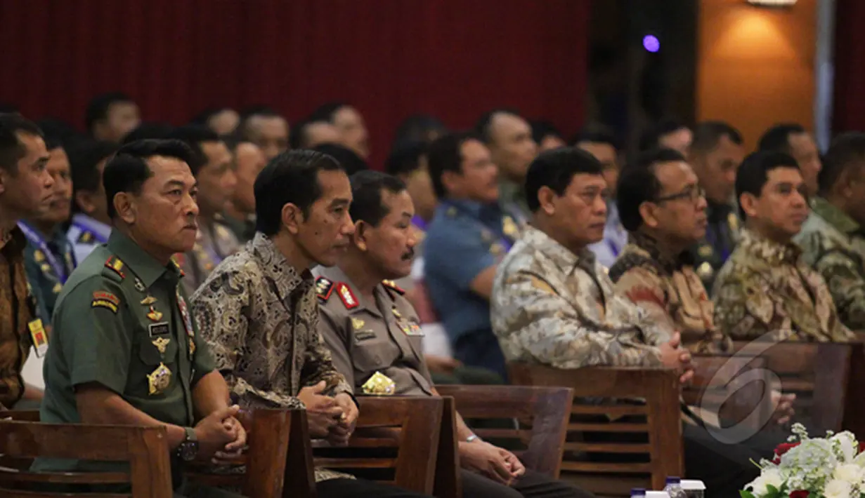 Presiden Joko Widodo (kedua dari kiri) saat mengikuti acara Rapim TNI-Polri di Gedung PTIK, Jakarta, Selasa (3/3/2015). Rapim TNI-Polri mengambil tema Sinergitas TNI-Polri Penggerak Revolusi Mental. (Liputan6.com/Faizal Fanani)