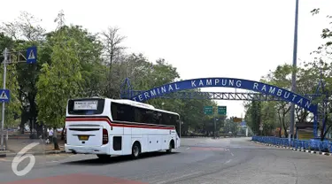 Sebuah bus saat masuk ke terminal Kampung Rambutan, Jakarta, Kamis (5/11/2015). DKI Jakarta akan segera melakukan renovasi tiga terminal bus dengan perkiraan anggaran renovasi Rp600 juta per terminal. (Liputan6.com/Yoppy Renato)