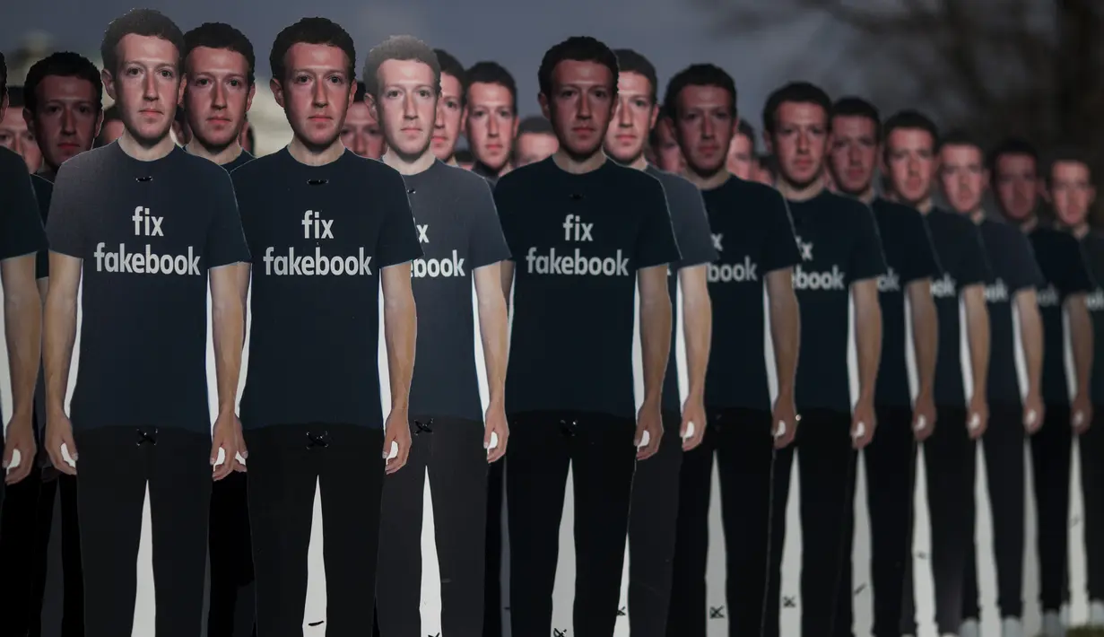 100 potongan karton CEO Facebook Mark Zuckerberg berjejer di halaman Capitol AS di Washington DC (10/4). Potongan karton Mark Zuckerberg ini dipajang di halaman Capitol AS oleh kelompok advokasi Avaaz. (Zach Gibson / Getty Images / AFP)