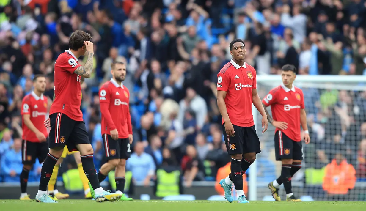Reaksi kecewa sejumlah pemain Manchester United setelah timnya kalah dari Manchester City pada laga pekan ke-9 Liga Inggris 2022/2023 di Etihad Stadium, 2 Oktober 2022. MU takluk dengan skor 3-6 dari tuan rumah. Erling Haaland dan Phil Foden mengemas hattrick untuk kemenangan Manchester City. Sementara tiga gol Setan Merah dicetak oleh Antony (56') dan Anthony Martial (84', 90+1')