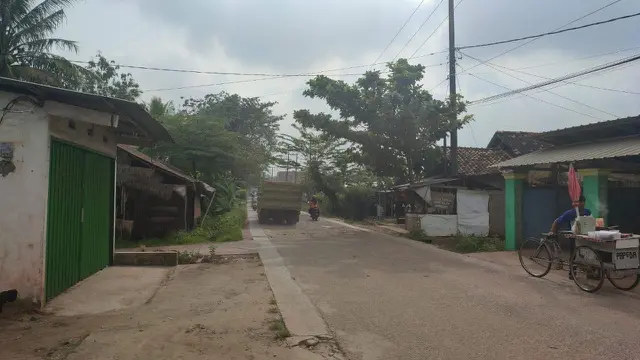 Polusi Udara Akibat Truk Pengangkut Tanah, Warga Banyuasin Keluhkan Sering 'Makan Debu'