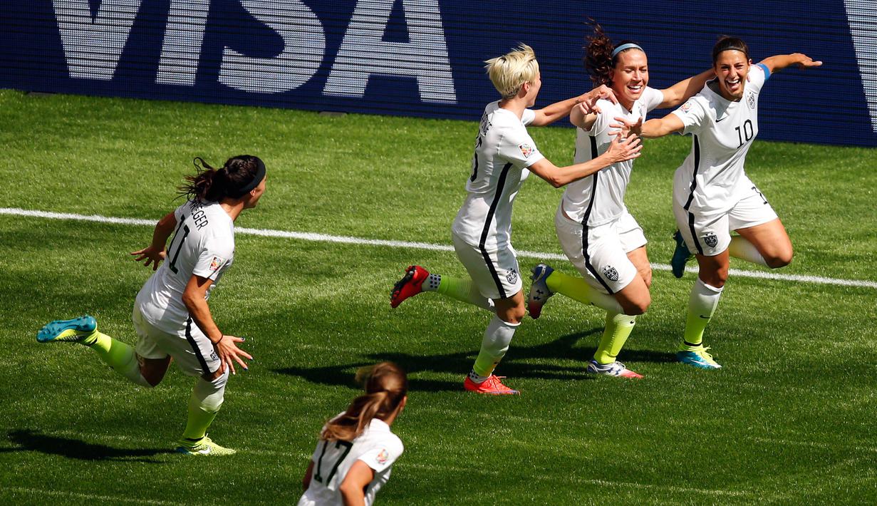 Gelandang AS, Carli Lloyd (kiri) melakukan selebrasi bersama pemain lainnya usai mencetak gol di final Piala Dunia wanita di BC Place, Vancouver, Kanada, Senin (6/7/2015). Amerika mengalahkan Jepang dengan skor 5-2. (Reuters/Erich Schlegel)