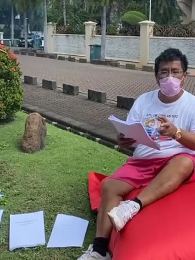 6 Potret Hotman Paris saat Berjemur, Gayanya Curi Perhatian