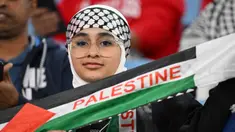 Seorang pendukung memegang syal sebelum dimulainya pertandingan sepak bola Grup C Piala Asia AFC Qatar 2023 antara Palestina dan Uni Emirat Arab di Stadion Al-Janoub di Al-Wakrah, Doha pada 18 Januari 2024. (HECTOR RETAMAL/AFP)