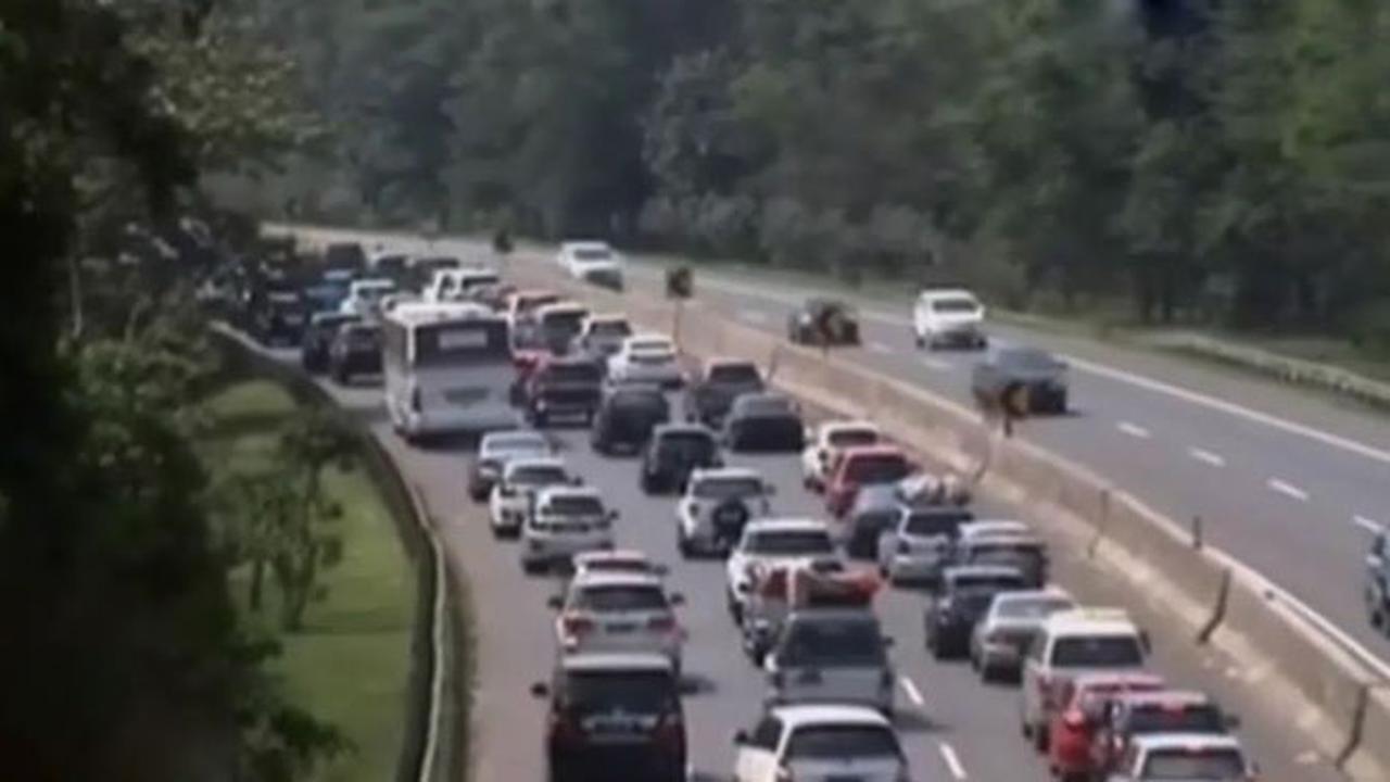 Kendaraan Arus Balik Mudik Mengalir Tak Henti di Tol Cipularang