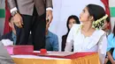 Sungguh beruntung seorang Rini Yulianti yang mendapat cinta Shakti yang kisah cintanya pun berujung di pelaminan. Tak sungguhan, adegan keduanya hanya untuk keperluan syuting FTV. (Adrian Putra/Bintang.com)