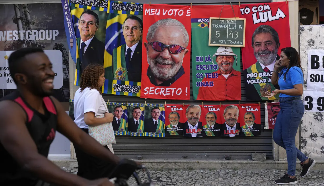 Handuk bergambar Presiden Brasil Jair Bolsonaro (kiri) dan mantan Presiden Brasil Luiz Inacio da Silva atau Lula digantung untuk dijual menjelang pemilihan umum presiden di Rio de Janeiro, Brasil, 27 Juli 2022. Pemilihan umum presiden di Brasil ditetapkan pada 2 Oktober 2022. (AP Photo/Silvia Izquierdo)