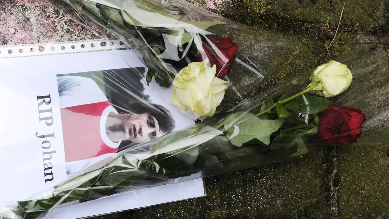 Legenda sepak bola dunia, Johan Cruyff, meninggal dunia dalam usia 69 tahun karena penyakit kanker di Barcelona. 
