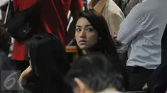Velove Vexia tampak mendengarkan Jaksa Penuntut Umum membacakan dakwaan kepada ayahnya, OC Kaligis di Pengadilan Tipikor, Jakarta, Senin (31/8/2015). Kaligis merupakan tersangka kasus dugaan suap terhadap hakim PTUN di Medan.(Liputan6.com/Herman Zakharia)