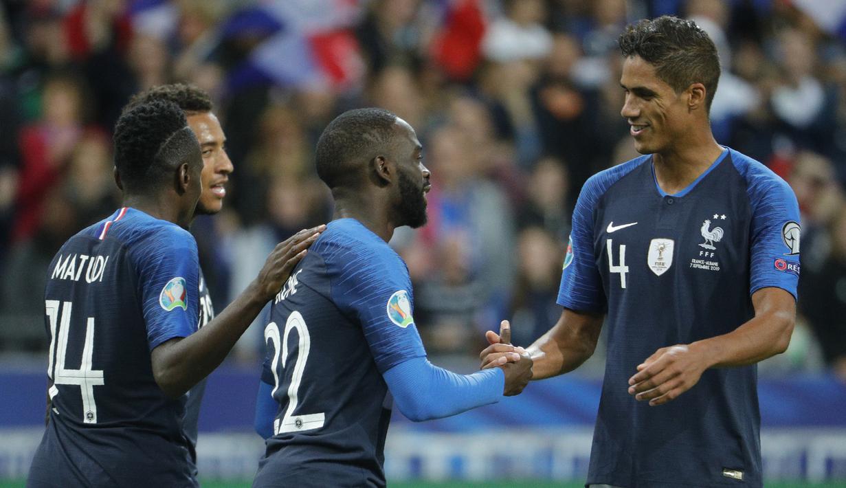 Striker Prancis, Jonathan Ikone, merayakan gol yang dicetaknya ke gawang Albania pada laga Kualifikasi Piala Eropa 2020 di Stade de France, Paris, Sabtu (7/9). Prancis menang 4-1 atas Albania. (AFP/Geoffroy Van Der Hasselt)