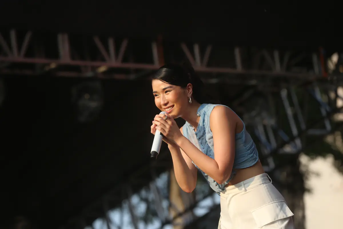 Christie di panggung KapanLagi Buka Bareng BRI Festival 2024, Sabtu (23/3). [Foto: Adrian Putra/Fimela]