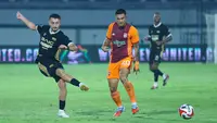 Pemain Dewa United, Ivar Jenner, melepaskan tendangan saat melawan Borneo FC dalam pekan ke-22 BRI Super League 2025/2026 di Stadion Indomilk Arena, Tangerang, pada Minggu (22/2/2026). (Bola.com/M Iqbal Ichsan)