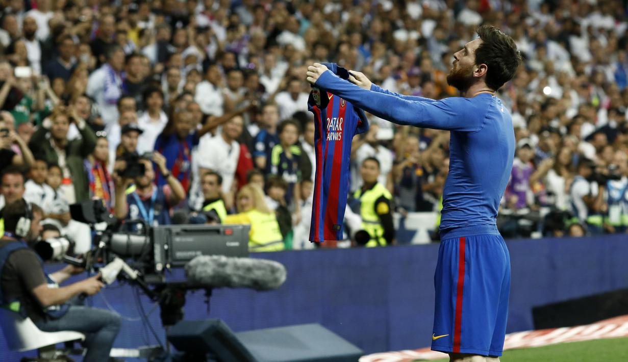Gaya selebrasi Lionel Messi usai mencetak gol dengan melepaskan jersey saat laga El Clasico melawan Real Madrid di Santiago Bernabeu stadium, Madrid, (23//4/2017). (AFP/Oscar Del Pozo)